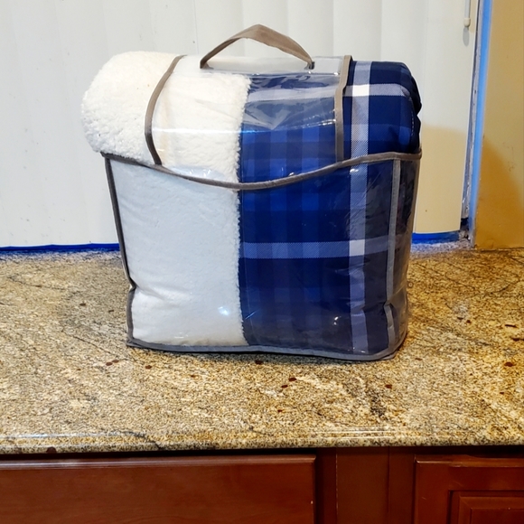 Mainstays Cozy Plaid Blue Flannel and Reversible Super Soft Sherpa Comforter Set - Picture 8 of 8